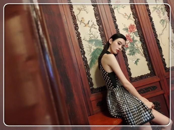 奚梦瑶胆真大, 穿条满身是柳钉的裙子亮相, 网友: 看得我眼都花了