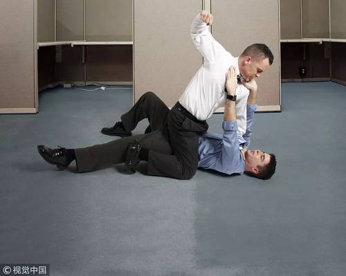 ＂董秘被打＂公司辟谣，不过看着又双叒叕跌的股价，你没动手的冲