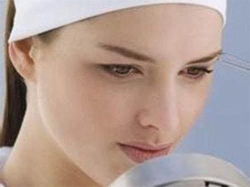 脸上突然冒很多痘?多数是“螨虫排泄物”在毛孔爆发，3方法除净