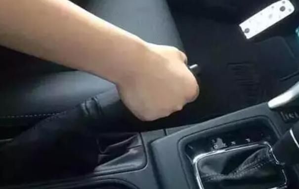 开车时如果有这些不好的习惯，那么对汽车的损害非常大，要注意了