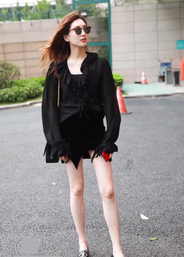 江疏影一身黑装好有魅力，穿平底鞋还能秀出大长腿，穿搭很惊艳！