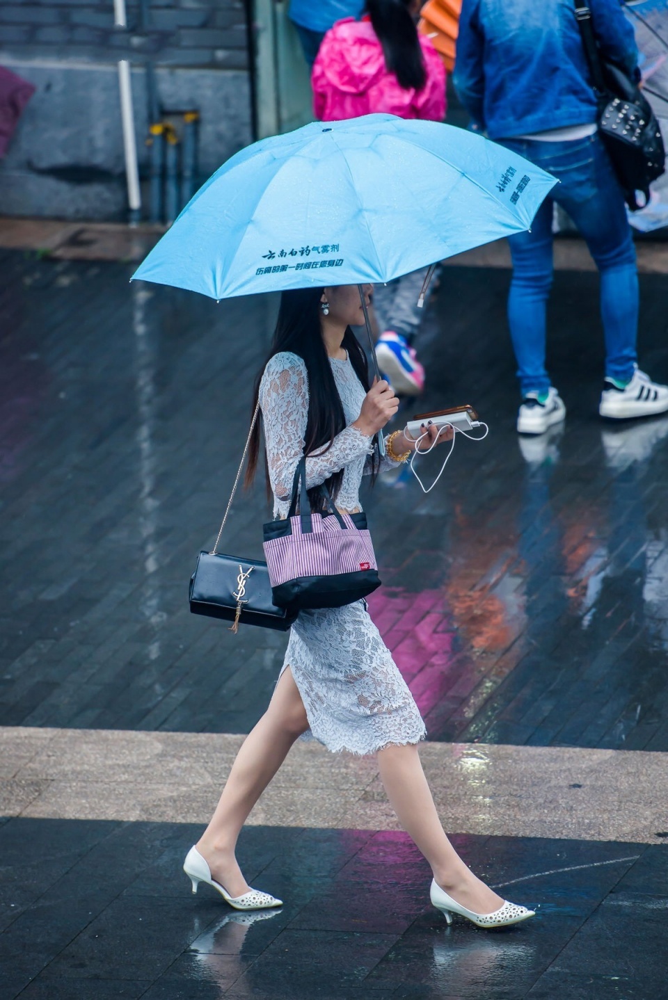 街拍：雨中撑伞的肉丝白高美女，蕾丝长裙尽显江南女子柔美