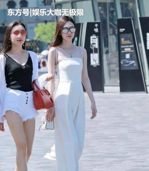  【美女】街拍：皮肤白皙的美女，一件红色针织上衣配黑色休闲裤，青春靓丽
