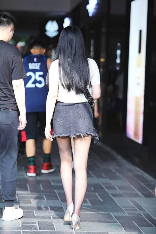 萝莉姐姐短裤配高跟鞋丝袜, 和男友当街秀恩爱