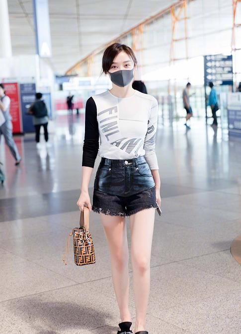 袁姗姗穿拼接“裤裙”现身，撞衫佟丽娅，网友吐槽：一个比一个丑