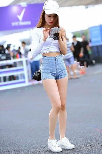 小羽街拍：紧身牛仔短裤姑娘，优雅身段很抢眼，在活动上自拍！