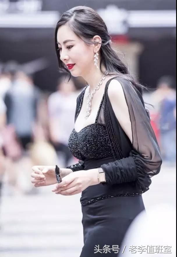 街拍:前凸后翘性感无疑的极品性感高胸翘臀美女