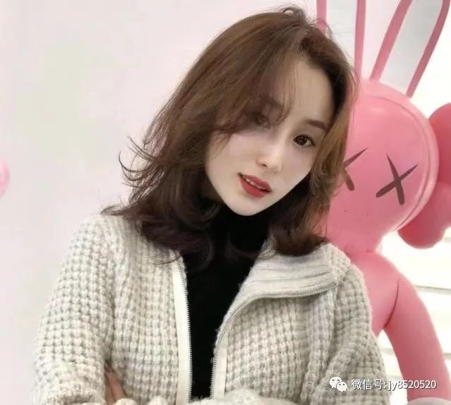  女人@最近很火“春天烫”，显瘦又女人味十足！