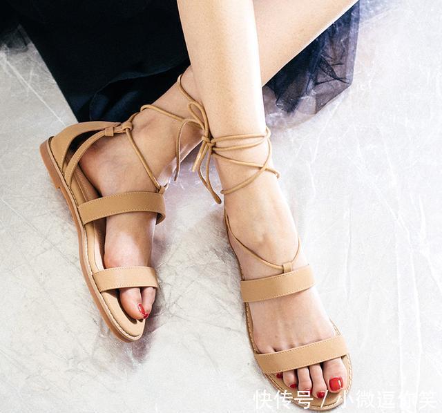 脚踩罗马风凉鞋,时髦又清爽,上脚给你跑鞋的舒服感