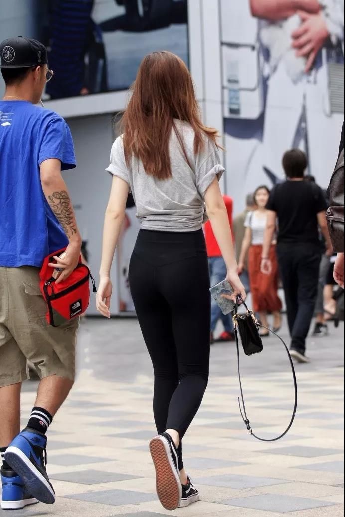 街拍：身姿妙曼，婀娜性感，美臀的黑裤美女逛街
