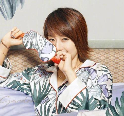 被马伊琍惊艳了，一身木槿花睡衣气场开挂，高级感挡不住