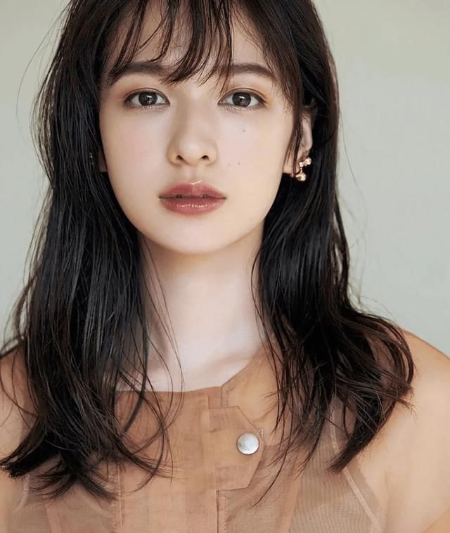  「高原红腮红」粗眉毛、蟑螂腿、妆容朦胧…新手化妆的这些难堪错误观念