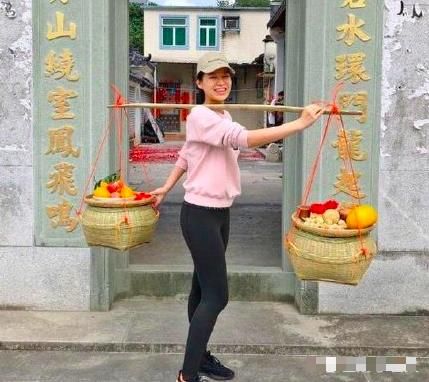 胡杏儿为什么主持春晚