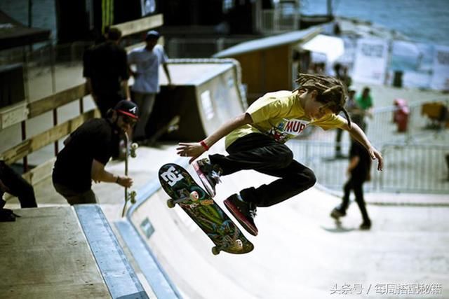 一步跨越时尚区，你需要的平底战鞋