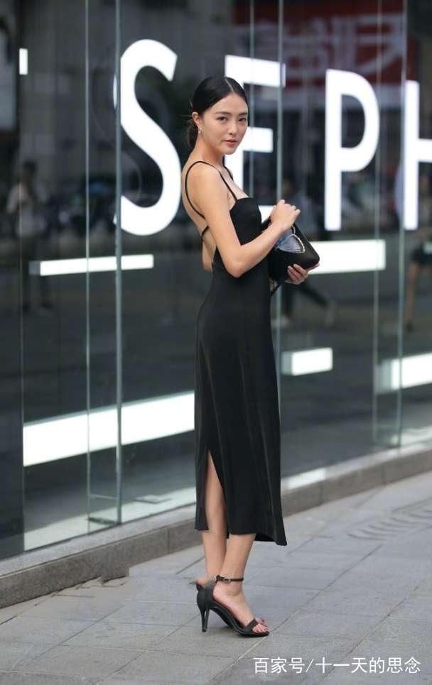 街拍：图1格子短裙，图2低胸蕾丝连衣裙，图3眼神撩人心弦！