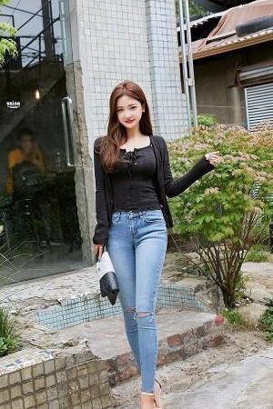 清新美女身穿吊带背心搭配牛仔裤，秀出漂亮的身材，非常有女人味