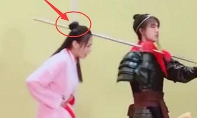 【女生】王一博意外打到女生头,谁注意他下意识的绅士手?网友:活该你红