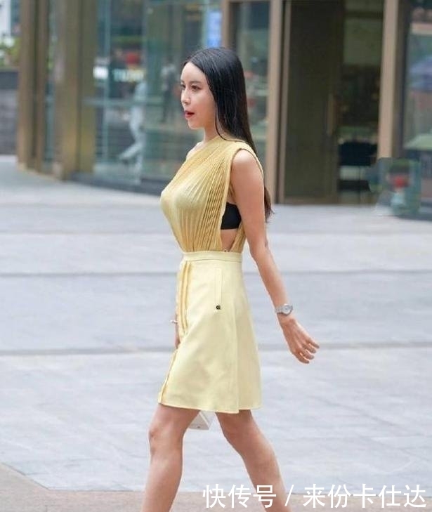 搭配|成都街拍美女身着靓丽超短裙,搭配黑色高跟鞋,好身材一览无余