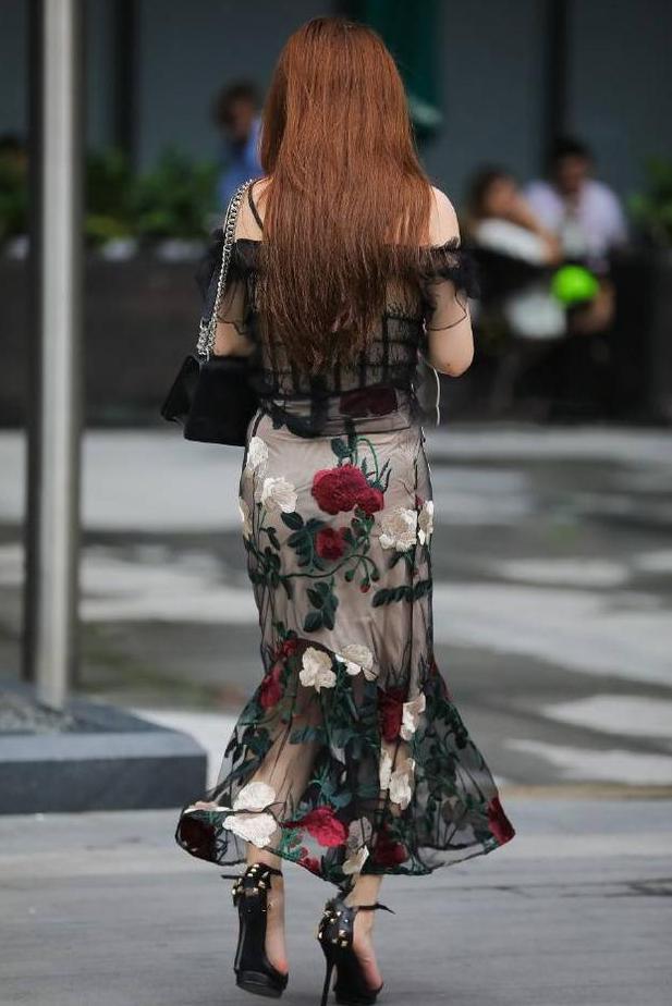 身穿薄纱吊带衣的小姐姐，胸前还开一个小口，美的很有别致感！