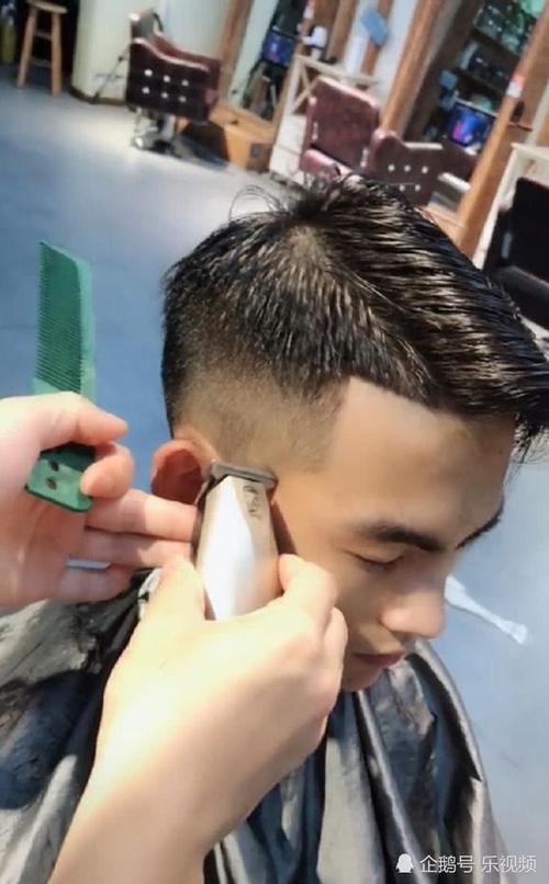 梳着死亡中分的小哥剪了一个新潮的发型，剪完秒变小狼狗，网友：