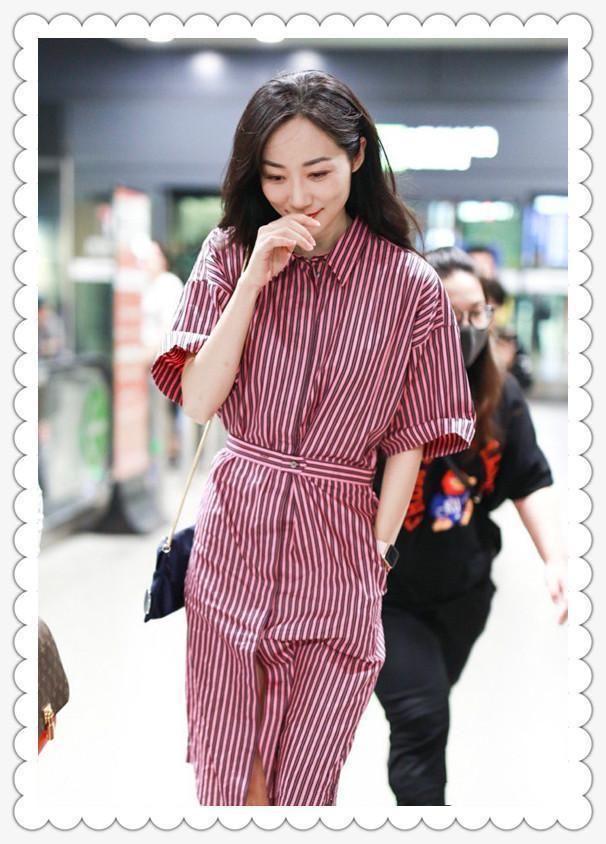 当170韩雪和178何穗同穿条纹裙，网友：谁是真正大长腿一目了然！