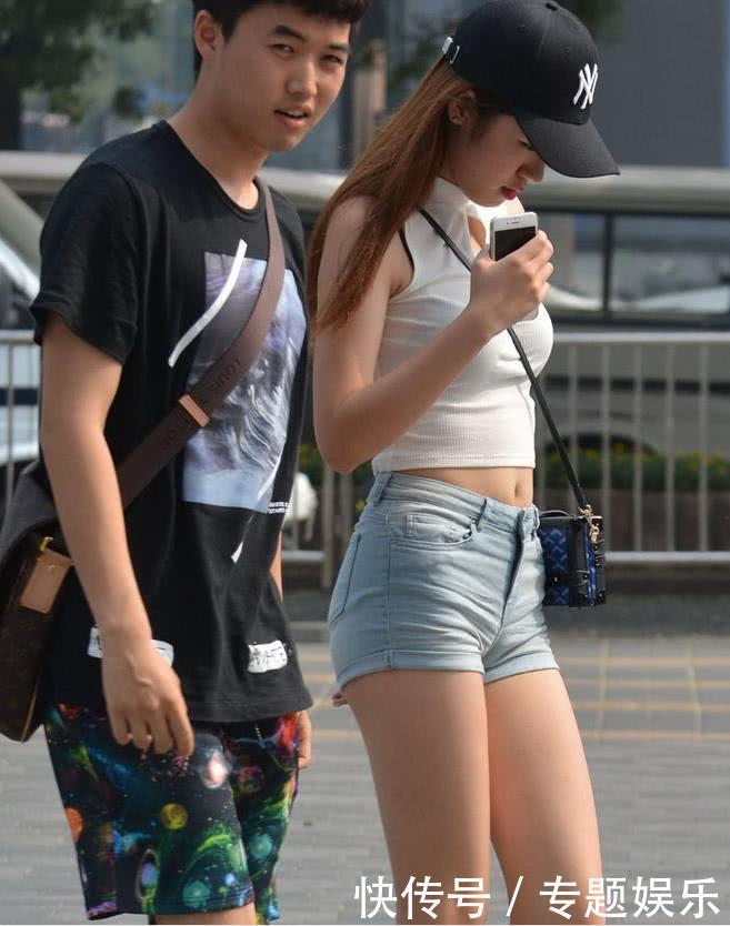 时髦小姐姐热裤修身穿搭，大长腿美出天际，网友：哥哥好福气啊