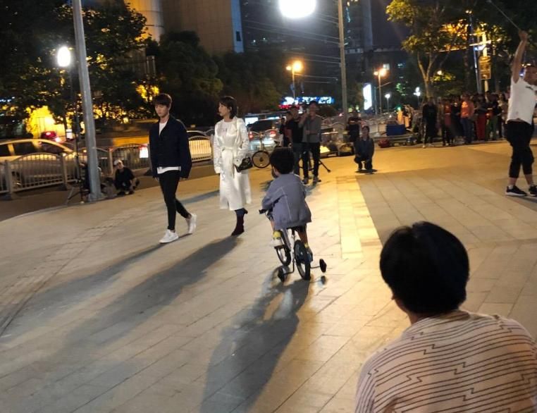 杨紫一身时尚穿搭与马天宇街头拍新戏，御姐范十足