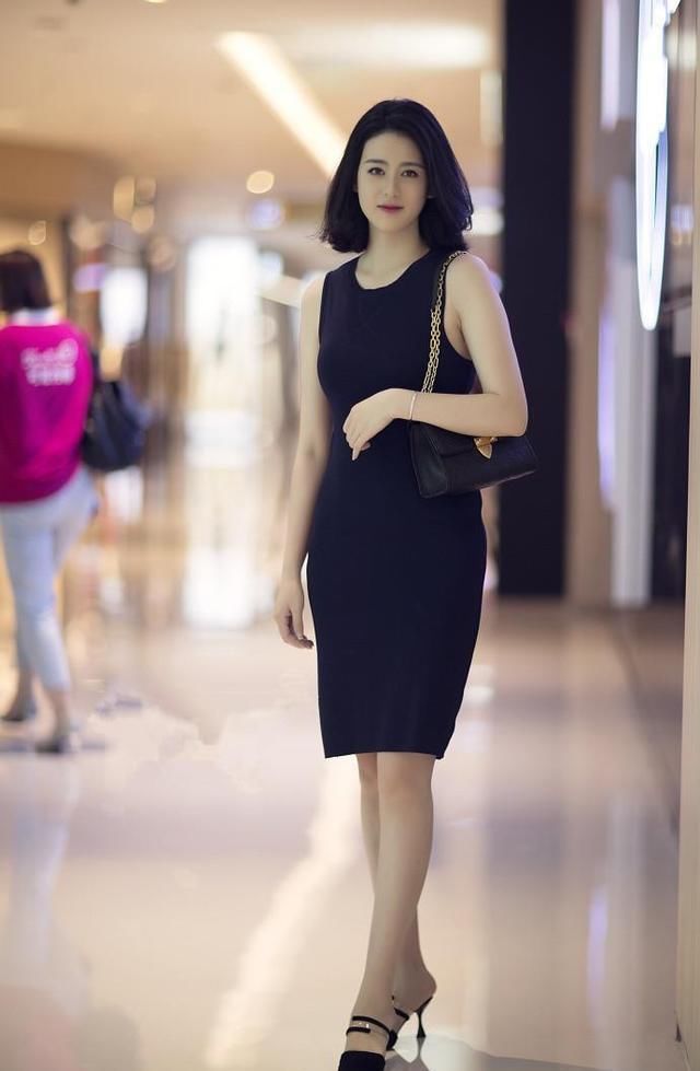 街拍：靓丽的紧身打底裤小姐姐，增添几分娇俏动人