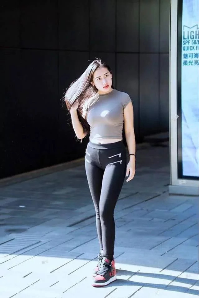 街拍:小姐姐一条紧致的裤子,穿出都市美妇人,霸气甩发!