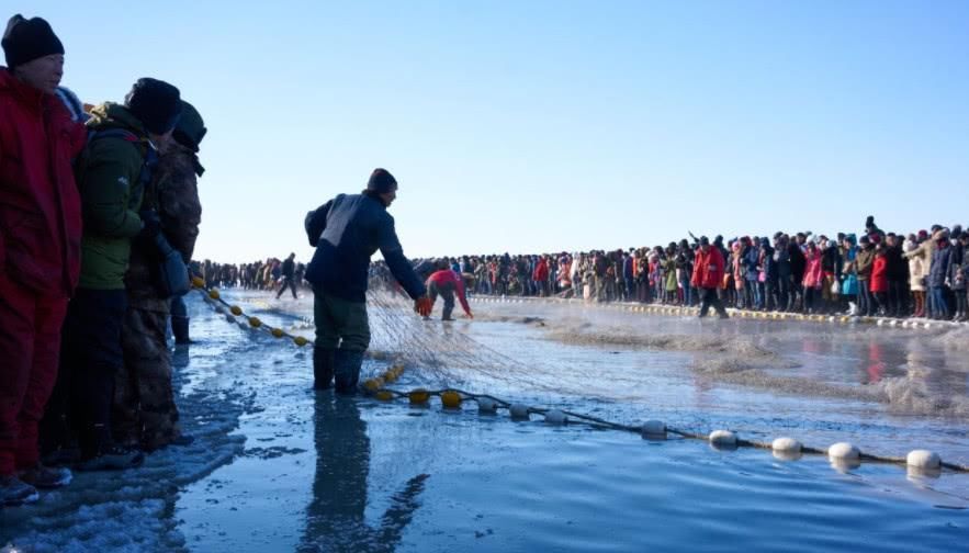 查干湖冬捕火了，鱼多到堆成小山，网友:游客又不是傻子!