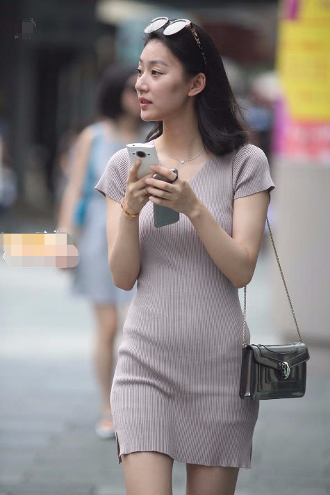 气质小姐姐包臀长裙尽显优雅气质，青春活力范儿吸睛无数