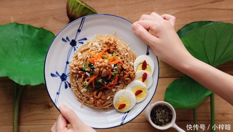  『穿成』用它代替米饭，闺蜜连吃4周，腰肢苗条显年轻，衣服穿成S码