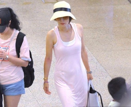 42岁马伊琍真大胆，粉色长裙印出三角区，网友:比姚笛美多了