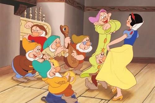 迪士尼公主才会干的事情，美人鱼用叉子梳头，乐佩拖着长发去扫地