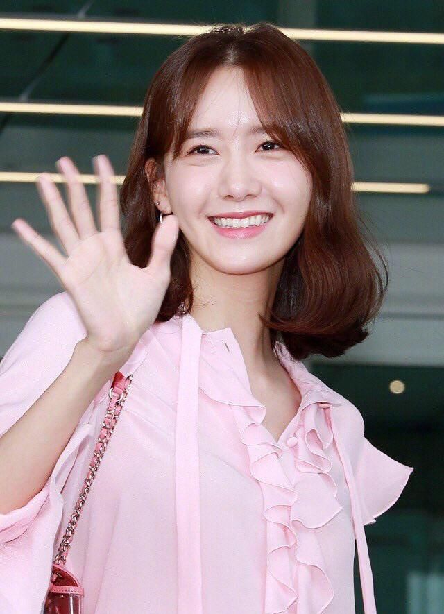 林允儿牛仔裤配短靴穿出壮硕感，近照微笑吓坏网友:40岁的眼睛