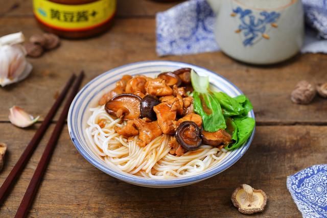  『鸡腿』一个鸡腿、一把香菇做成卤汁，嫩滑鲜美香喷喷，拌面条能吃两大碗