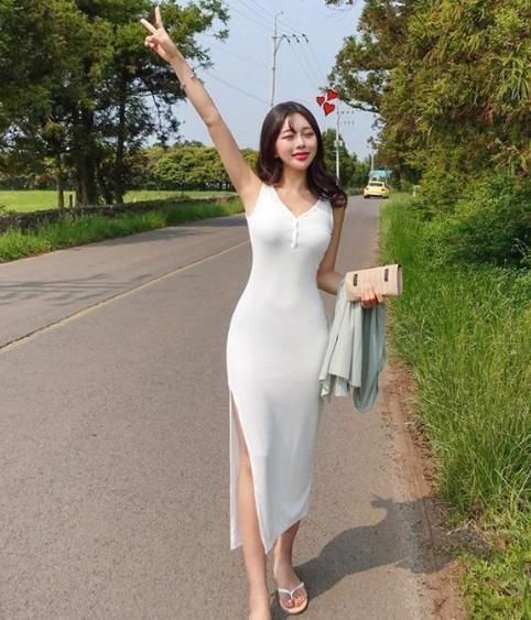 路人街拍，美女身穿连衣裙S型身材尽显迷人气息！