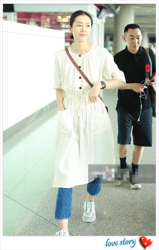 大表姐现身机场，网友瞬间不淡定了：这穿的是啥？毫无超模气质