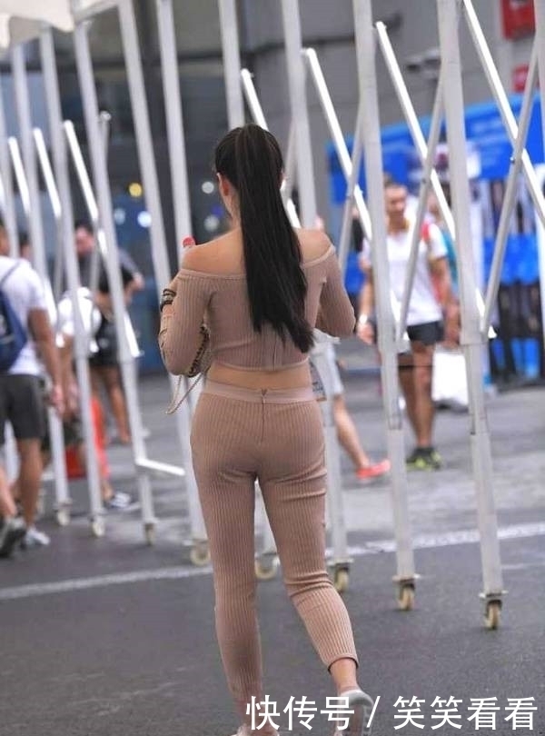  【度过】美女街拍小姐姐穿针织套装出街,度过一个“温情”的秋天