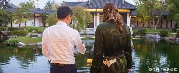 约旦王后到访杭州，两套衣服尽显高贵优雅，与马云一起看锦鲤
