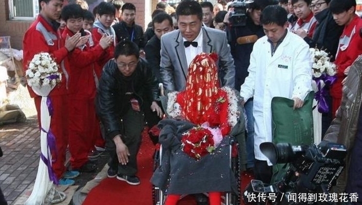  「场婚礼」新娘输着液举行婚礼，医生护士成伴娘，救护车变婚车！