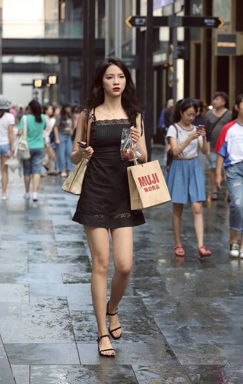 路人街拍：小姐姐的吊带短裙很优美，不穿丝袜的双腿很健康的颜色