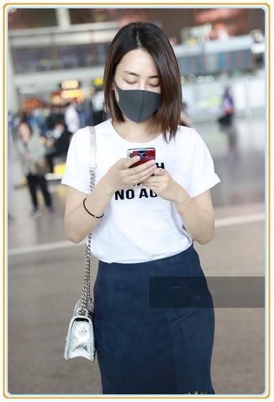 马苏彻底逆袭啦?T恤配流苏裙超清纯，网友:肚子上的赘肉暴露了