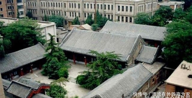 北京二环内看不见高楼大厦，几乎全是四合院，住这里的全是富豪