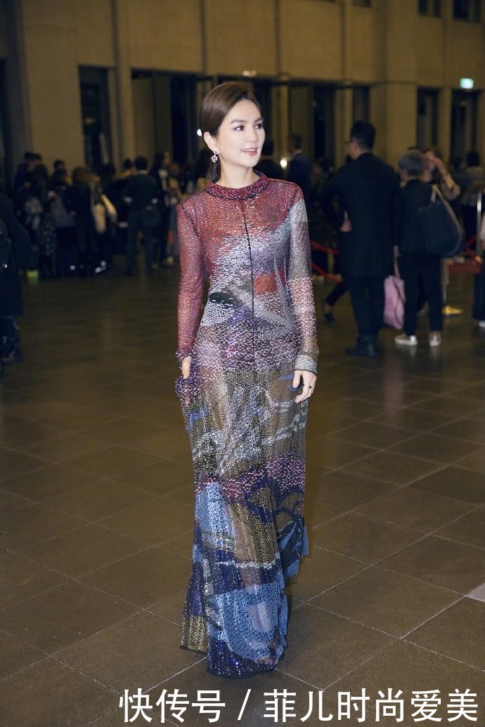 陈嘉桦真敢穿！全身上下只穿一件风衣，网友：田馥甄都没你敢穿！