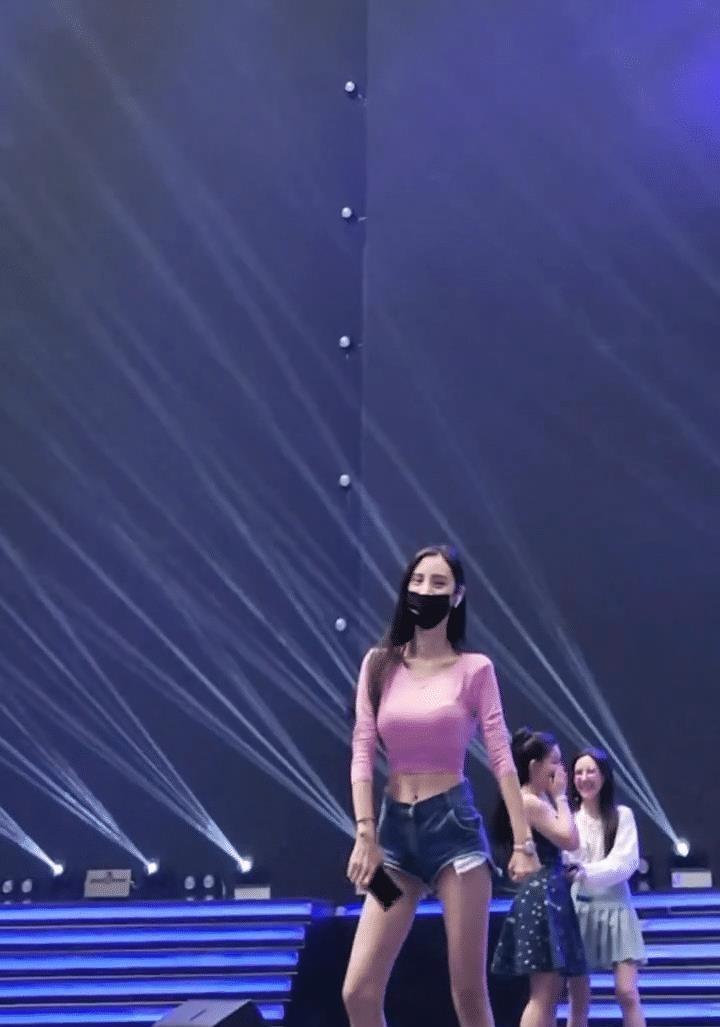 不住@大长腿实力抢镜,是戴上口罩也掩盖不住的美!,摄影小姐姐穿上短裤
