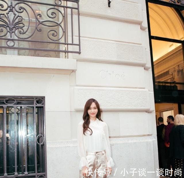 唐嫣金色高跷裤简直是显的腿长一米八的节奏，这回眸简直就是女神