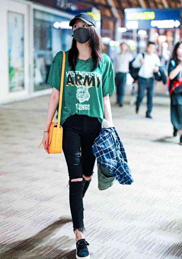 天呐！关晓彤太拼了，这么窄的裤头也要硬塞T恤