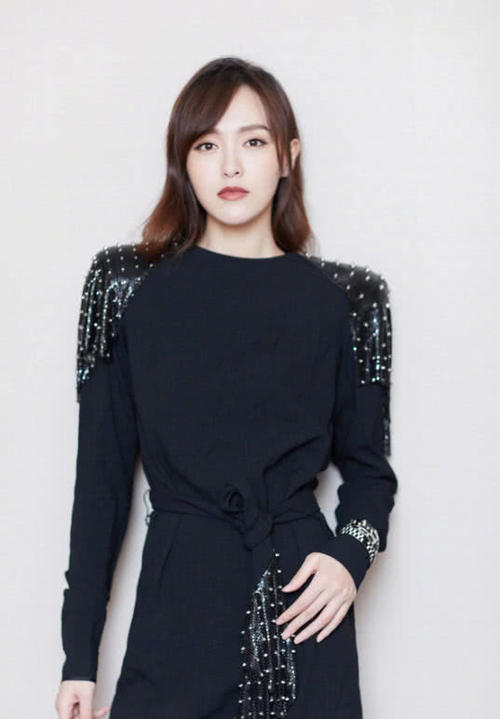 唐嫣这件衣服厉害了！一件衣服毁全身，网友：是不是得罪造型师了