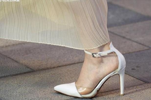 尖头细跟鞋，绽放美女足尖上的光彩